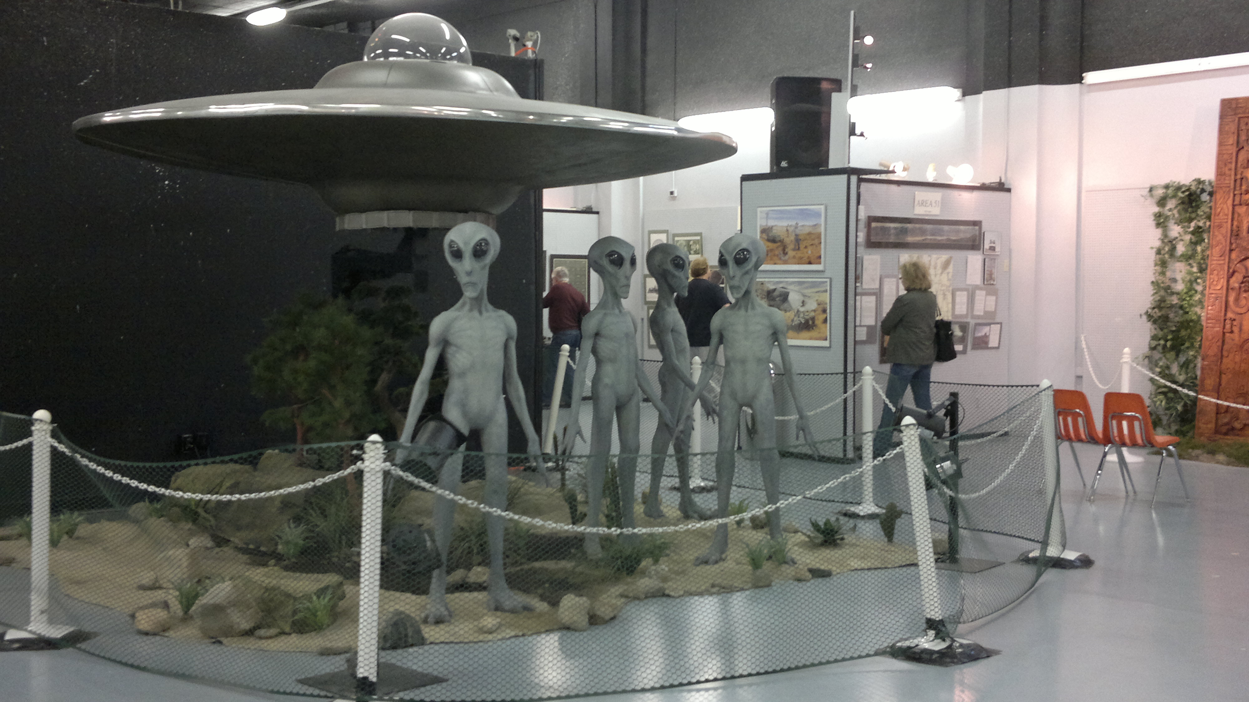 Images Wikimedia Commons/Kimble Young Gray_Aliens_with_Saucer_UFO_Museum,_Roswell.jpg